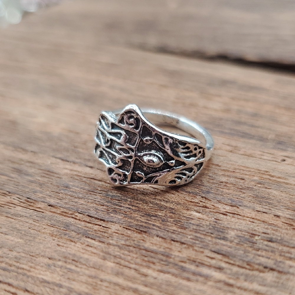 Ornate Silver Tone Filigree Ring - Eye Motif 4.5 R823